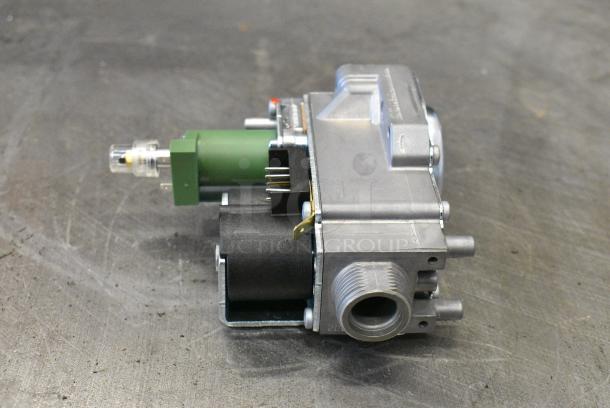 BRAND NEW SCRATCH AND DENT! Honeywell VK4105M5124U CVI Gas Valve - Image 6 of 9