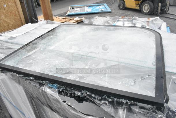 BRAND NEW SCRATCH AND DENT! Avantco 193BC48HCB 48" Curved Glass Black Refrigerated Bakery Display Case. See Pictures for Glass Damage. 110-120 Volts, 1 Phase. - Image 5 of 11