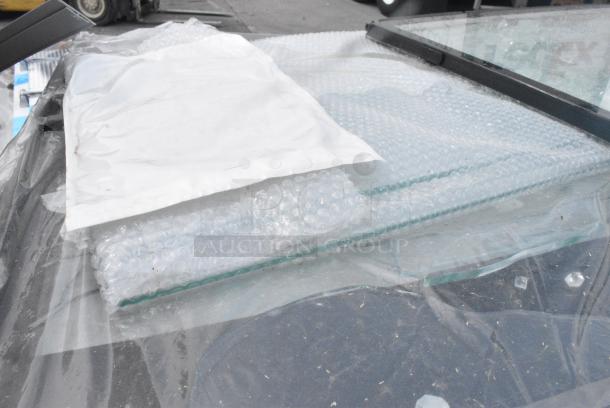 BRAND NEW SCRATCH AND DENT! Avantco 193BC48HCB 48" Curved Glass Black Refrigerated Bakery Display Case. See Pictures for Glass Damage. 110-120 Volts, 1 Phase. - Image 6 of 11