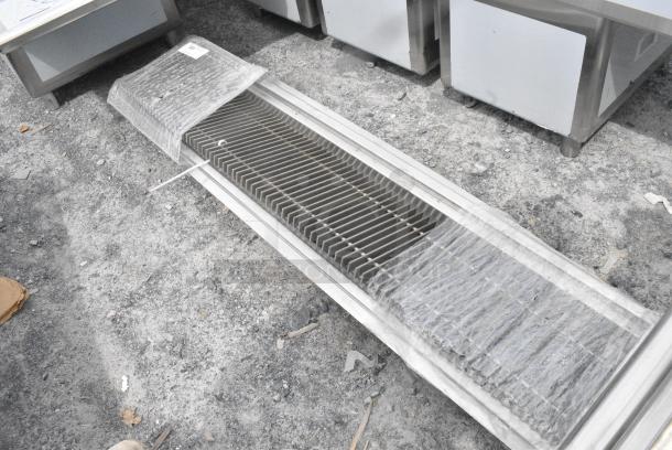 BRAND NEW SCRATCH AND DENT! Regency Stainless Steel Floor Trough - Image 2 of 4