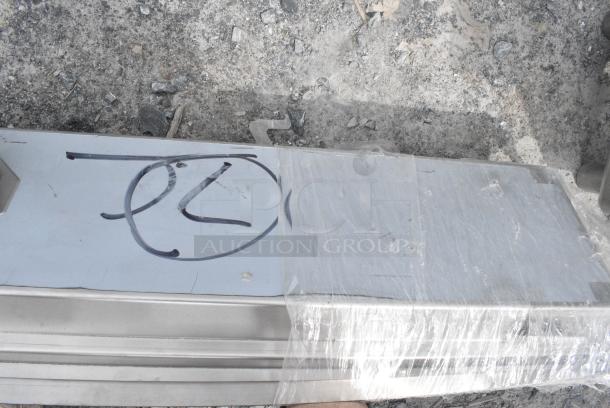 BRAND NEW SCRATCH AND DENT! Regency Stainless Steel Floor Trough - Image 4 of 4