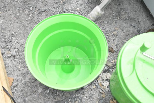 2 BRAND NEW SCRATCH AND DENT! Choice Green Poly Lettuce Spinner Salad Spinner. 2 Times Your Bid! - Image 6 of 6