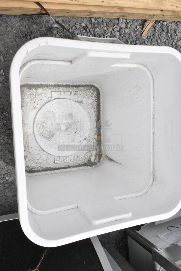 Bakers Mark White Poly Trash Bin w/ Lid. - Image 6 of 6