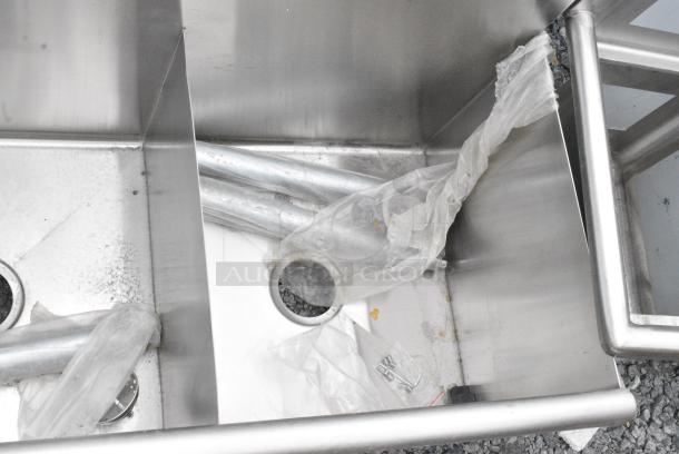 BRAND NEW SCRATCH AND DENT! Stainless Steel 2 Bay Sink. - Image 4 of 4