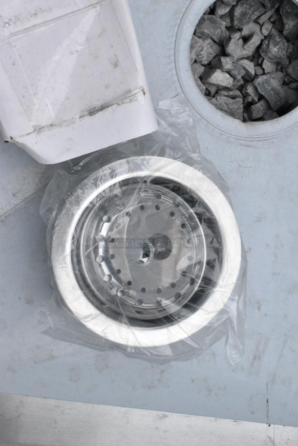 BRAND NEW SCRATCH AND DENT! Steelton 522CS12424 29 1/2" 18-Gauge Stainless Steel One Compartment Commercial Sink without Drainboard - 24" x 24" x 12" Bowl - Image 8 of 9
