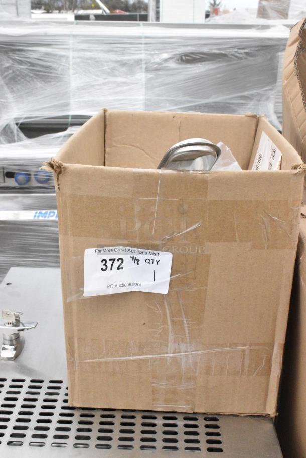 BRAND NEW SCRATCH AND DENT! 63/485 White Dual-Flapper Induction-Lined Spice Lid with 7 Holes - 100/Pack - Image 2 of 7