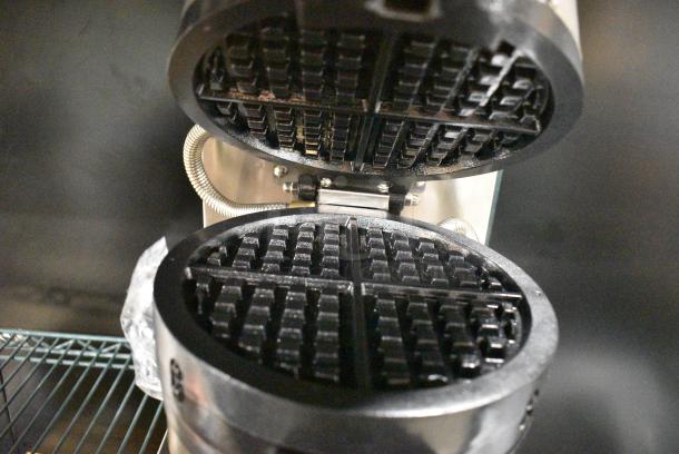 BRAND NEW SCRATCH AND DENT! 2024 Estella 348WSMXS2A Stainless Steel Stacked Waffle Maker. 120 Volts, 1 Phase. Tested and Working! - Image 6 of 10
