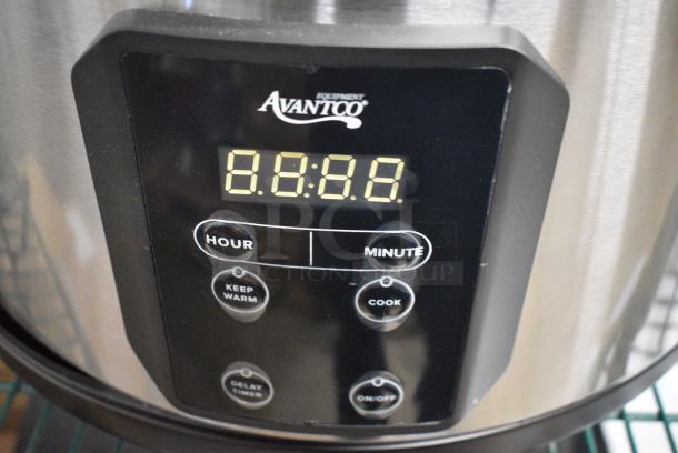 BRAND NEW SCRATCH AND DENT! Avantco 177RCSB90 90 Cup (45 Cup Raw) Digital Electric Rice Cooker / Warmer with Hinged Lid - 240 Volts, 1 Phase. - Image 4 of 8