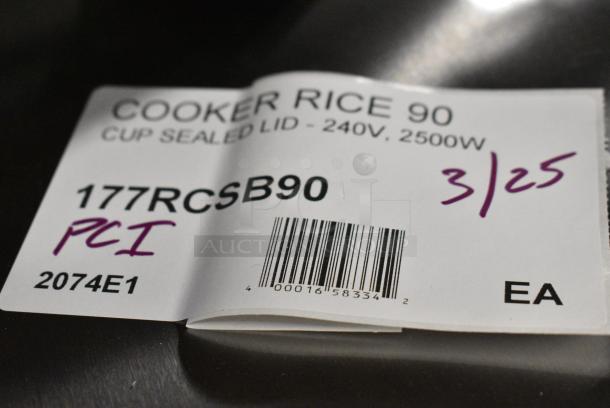 BRAND NEW SCRATCH AND DENT! Avantco 177RCSB90 90 Cup (45 Cup Raw) Digital Electric Rice Cooker / Warmer with Hinged Lid - 240 Volts, 1 Phase. - Image 7 of 8