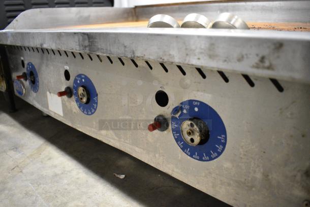 Globe Stainless Steel Commercial Countertop Natural Gas Powered Flat Top Griddle w/ Thermostatic Controls. - Image 5 of 7
