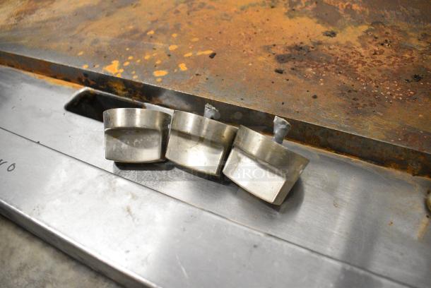 Globe Stainless Steel Commercial Countertop Natural Gas Powered Flat Top Griddle w/ Thermostatic Controls. - Image 6 of 7