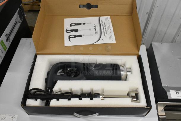 BRAND NEW SCRATCH AND DENT! AvaMix 928IBMD10 10" Medium-Duty Variable Speed Immersion Blender - 3/4 hp. 120 Volts, 1 Phase. - Image 1 of 10