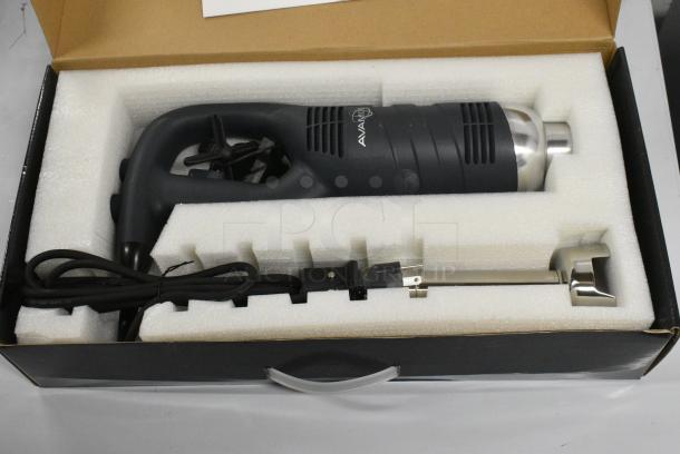 BRAND NEW SCRATCH AND DENT! AvaMix 928IBMD10 10" Medium-Duty Variable Speed Immersion Blender - 3/4 hp. 120 Volts, 1 Phase. - Image 4 of 10