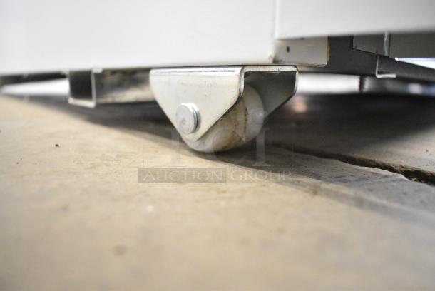 BRAND NEW SCRATCH AND DENT! Avantco 189WVAC36HC 36" White Refrigerated Air Curtain Merchandiser on Commercial Casters. 115 Volts, 1 Phase. Tested and Working! - Image 9 of 12