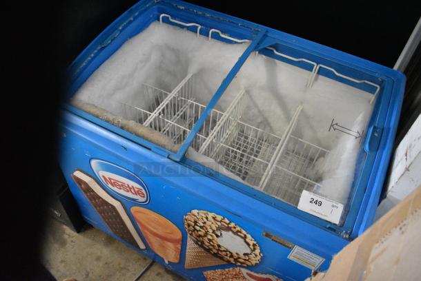 AHT RIO S 100 Metal Commercial Chest Freezer Merchandiser on Commercial Casters. See Pictures for Broken Glass. 115 Volts, 1 Phase. Tested and Working! - Image 7 of 8