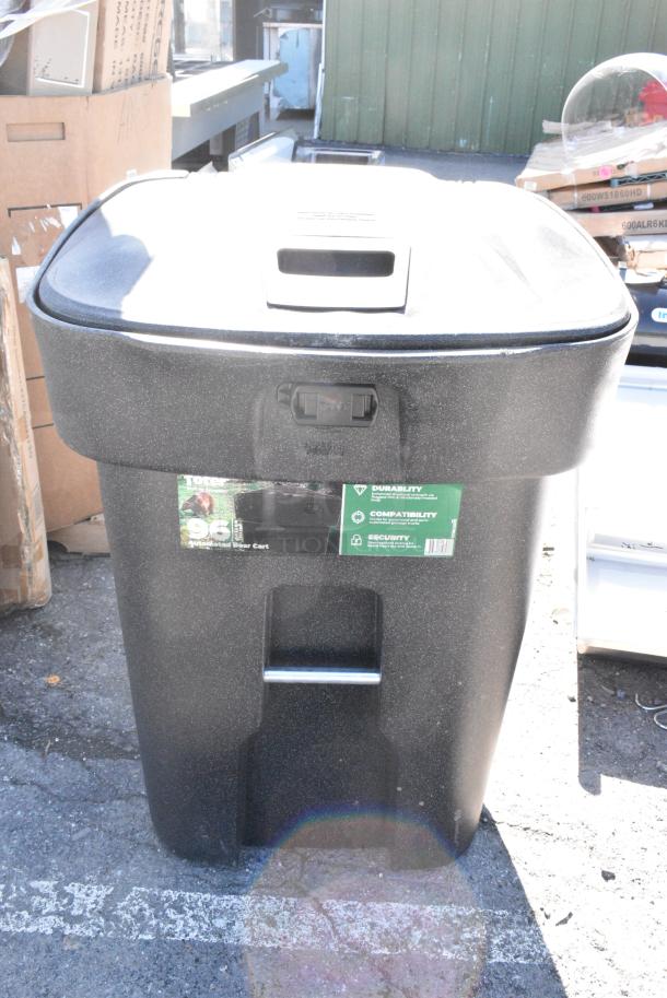 2 BRAND NEW SCRATCH AND DENT! Items Including Nova Curbside Organics Bin and Toter Trash Can. 2 Times Your Bid! - Image 7 of 10