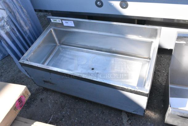 BRAND NEW SCRATCH AND DENT! Regency 600IB1836CP 18" x 36" Underbar Ice Bin with 7 Circuit Post-Mix Cold Plate and Bottle Holders - 79 lb. No Legs. - Image 4 of 6