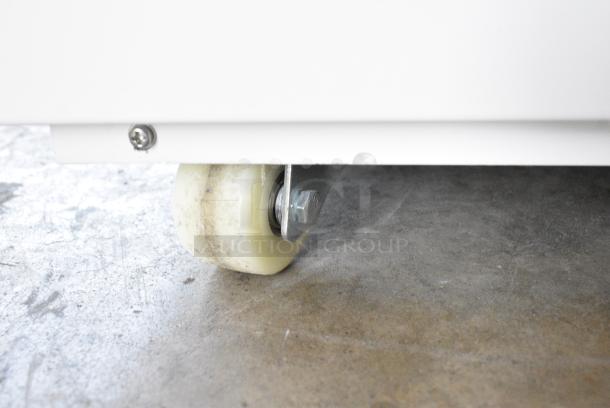 BRAND NEW SCRATCH AND DENT! Avantco 224WHAC36 36" White Horizontal Air Curtain Merchandiser on Commercial Casters. See Pictures for Broken Glass. 115 Volts, 1 Phase. Tested and Powers On But Does Not Get Cold - Image 6 of 9