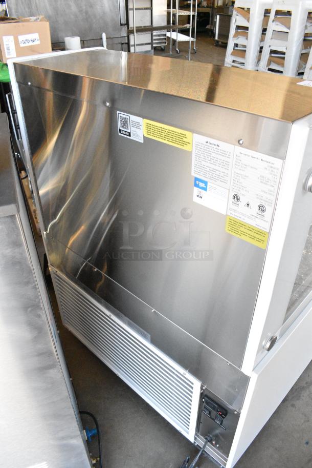 BRAND NEW SCRATCH AND DENT! Avantco 224WHAC36 36" White Horizontal Air Curtain Merchandiser on Commercial Casters. See Pictures for Broken Glass. 115 Volts, 1 Phase. Tested and Powers On But Does Not Get Cold - Image 7 of 9