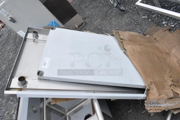 BRAND NEW SCRATCH AND DENT! Regency 600TS3048S 30" x 48" 16-Gauge 304 Stainless Steel Commercial Work Table with Undershelf - Image 2 of 3