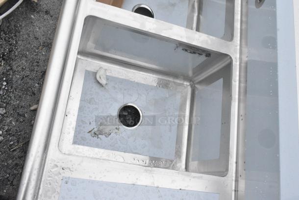 BRAND NEW SCRATCH AND DENT! Regency 600S31620218 88" 16 Gauge Stainless Steel Three Compartment Commercial Sink with Galvanized Steel Legs and 2 Drainboards - 16" x 20" x 12" Bowls. No Legs. - Image 4 of 8