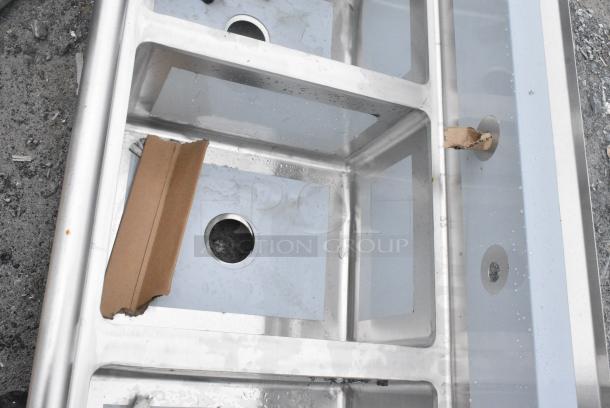 BRAND NEW SCRATCH AND DENT! Regency 600S31620218 88" 16 Gauge Stainless Steel Three Compartment Commercial Sink with Galvanized Steel Legs and 2 Drainboards - 16" x 20" x 12" Bowls. No Legs. - Image 5 of 8