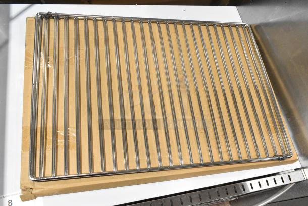 BRAND NEW SCRATCH AND DENT! Avantco 177CO46M Stainless Steel Commercial Countertop Electric Powered Full Size Convection Oven. See Pictures for Broken Glass Pane. 115 Volts, 1 Phase. Cannot Test Due To Plug Style - Image 6 of 9