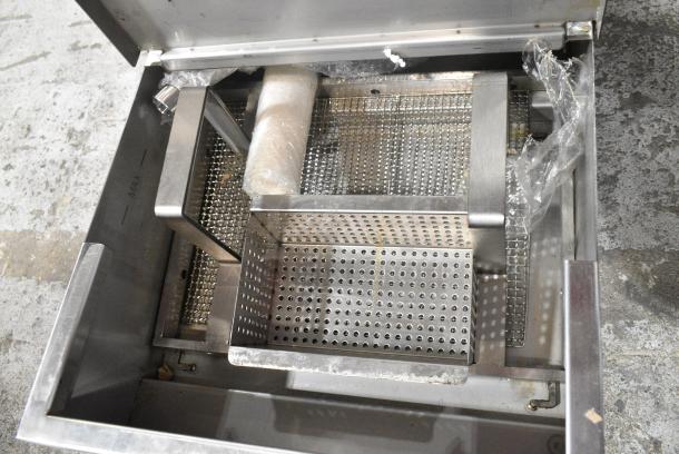 BRAND NEW SCRATCH AND DENT! 2024 Fryclone 259OFM55 55 lb. Low-Profile Portable Fryer Oil Filter Machine with 2-Way Pump. 120 Volts, 1 Phase. - Image 5 of 6