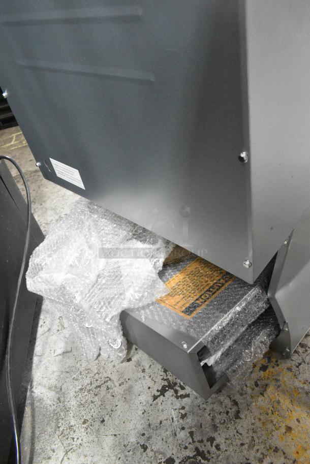 BRAND NEW SCRATCH AND DENT! 2024 Avantco 177FF100L Stainless Steel Commercial Liquid Propane 70-100 lb. Stainless Steel Tube Floor Fryer - 150,000 BTU - Image 7 of 9