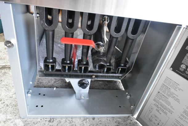 BRAND NEW SCRATCH AND DENT! 2024 Avantco 177FF100L Stainless Steel Commercial Liquid Propane 70-100 lb. Stainless Steel Tube Floor Fryer - 150,000 BTU - Image 8 of 9