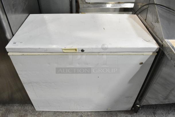 General Electric GE FCM 9DTC WH Metal Chest Freezer. 115 Volts, 1 Phase. Tested and Powers On But Does Not Get Cold - Image 1 of 6