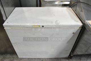 General Electric GE FCM 9DTC WH Metal Chest Freezer. 115 Volts, 1 Phase. Tested and Powers On But Does Not Get Cold