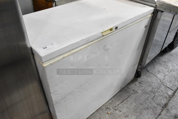 General Electric GE FCM 9DTC WH Metal Chest Freezer. 115 Volts, 1 Phase. Tested and Powers On But Does Not Get Cold - Image 2 of 6