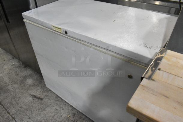 General Electric GE FCM 9DTC WH Metal Chest Freezer. 115 Volts, 1 Phase. Tested and Powers On But Does Not Get Cold - Image 3 of 6