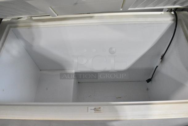 General Electric GE FCM 9DTC WH Metal Chest Freezer. 115 Volts, 1 Phase. Tested and Powers On But Does Not Get Cold - Image 4 of 6