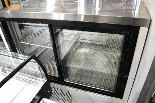 Avantco 178DLC47HCW White Curved Glass Refrigerated Deli Case on Commercial Casters. 115 Volts, 1 Phase. Tested and Working! - Image 5 of 8