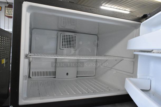General Electric GE GTS18GSHMRSS Stainless Steel Cooler w/ Freezer. 110-127 Volts, 1 Phase. Tested and Working! - Image 4 of 8