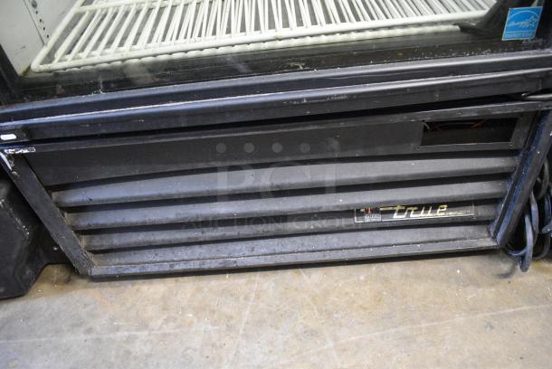 True GDM-26EM-LD Metal Commercial Single Door Reach In Cooler Merchandiser w/ Poly Coated Racks. 115 Volts, 1 Phase. Tested and Working! - Image 4 of 8
