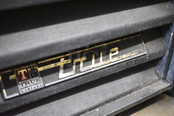 True GDM-26EM-LD Metal Commercial Single Door Reach In Cooler Merchandiser w/ Poly Coated Racks. 115 Volts, 1 Phase. Tested and Working! - Image 5 of 8
