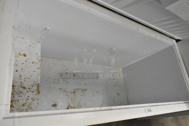 Frigidaire FGCH20M7LW2 Chest Freezer w/ Hinge Lid. 115 Volts, 1 Phase. Tested and Working! - Image 4 of 6