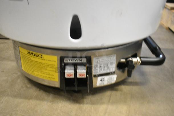BRAND NEW SCRATCH AND DENT! RiceMasterRM-55P-R Liquid Propane 110 Cup (55 Cup Raw) Gas Rice Cooker and Warmer. - Image 4 of 7