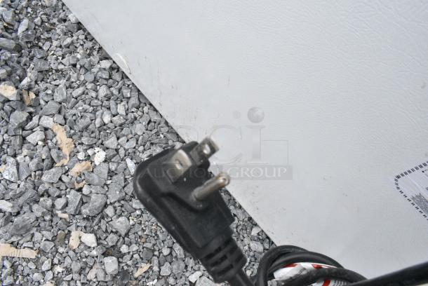 Metal Chest Freezer w/ Hinge Lid. 115 Volts, 1 Phase. Tested and Working! - Image 4 of 5