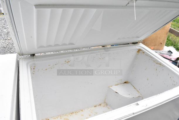 Maytag MQC1552TEW01 Metal Chest Freezer w/ Hinge Lid. 115 Volts, 1 Phase. Tested and Working! - Image 3 of 5