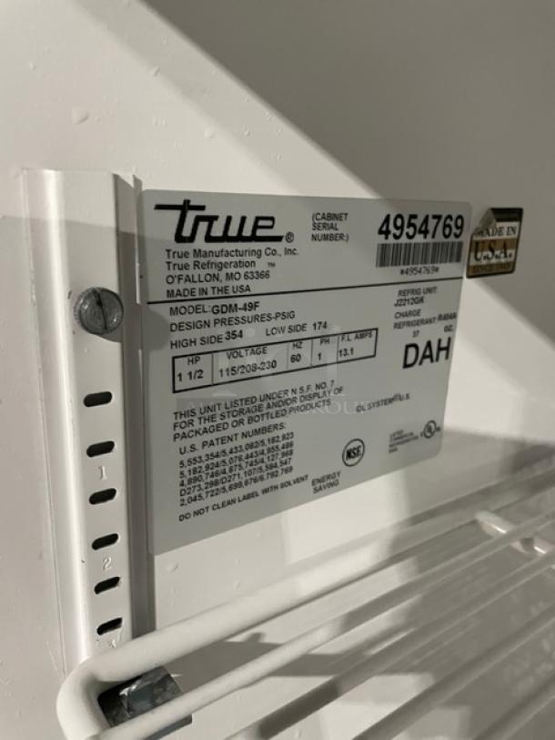 True Commercial White Double Glass Sliding Door Reach In Merchandiser Freezer! With Adjustable Poly Coated Wire Racks! Model: GDM-49F SN: 4954769! 115/208-230V 1 Phase! - Image 8 of 9