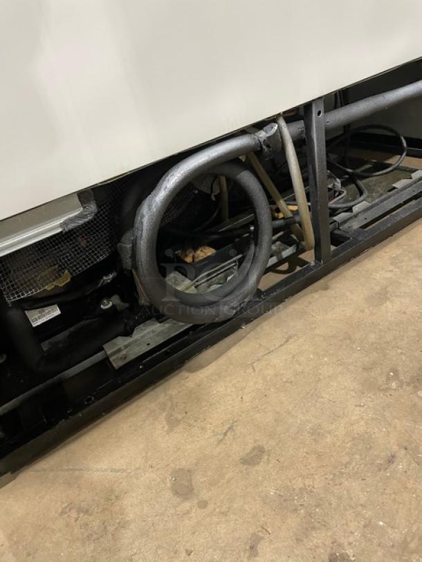 True Commercial White Double Glass Sliding Door Reach In Merchandiser Freezer! With Adjustable Poly Coated Wire Racks! Model: GDM-49F SN: 4954769! 115/208-230V 1 Phase! - Image 9 of 9