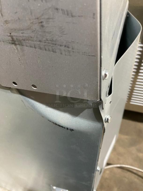 NEW! Scratch-N-Dent! Avantco! 2024 Late Model! Commercial Stainless Steel Natural Gas Powered 50 Lb. Deep Fat Fryer! With Back Splash & Basket Hanger! With Fry Baskets! Model: 177FF50N SN: 2409031301! - Image 4 of 10