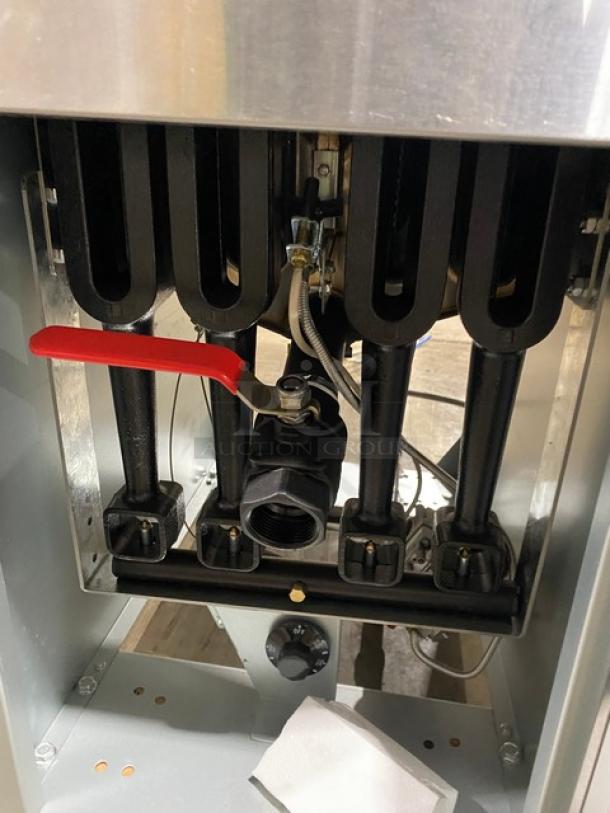 NEW! Scratch-N-Dent! Avantco! 2024 Late Model! Commercial Stainless Steel Natural Gas Powered 50 Lb. Deep Fat Fryer! With Back Splash & Basket Hanger! With Fry Baskets! Model: 177FF50N SN: 2409031301! - Image 8 of 10
