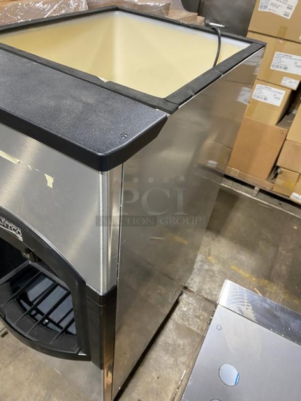 NEW! Scratch-N-Dent! Avantco Commercial Stainless Steel Electric Powered 120 Lb. Hotel Ice Dispenser Bin! With Push Type Dispenser! Model: 194HBN12022 SN: AV2410100014! 115V 1 Phase! On Legs! - Image 3 of 6