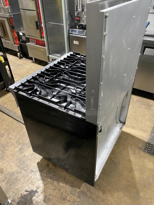 Cub Commercial Stainless Steel Natural Gas Powered 6 Burner Range/Oven Combo! With Back Splash! With Wired Oven Rack! On Casters! - Image 4 of 8