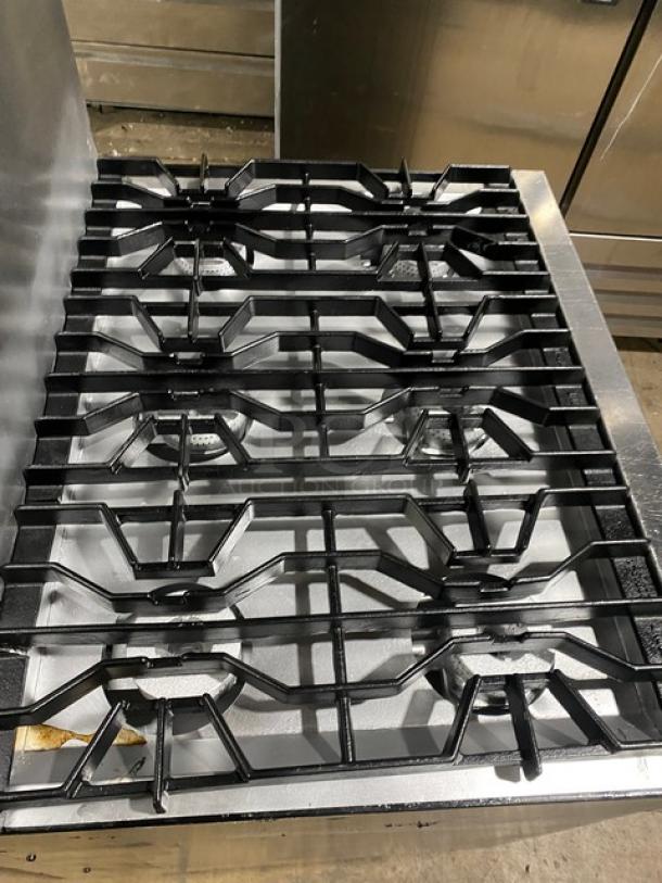 Cub Commercial Stainless Steel Natural Gas Powered 6 Burner Range/Oven Combo! With Back Splash! With Wired Oven Rack! On Casters! - Image 5 of 8